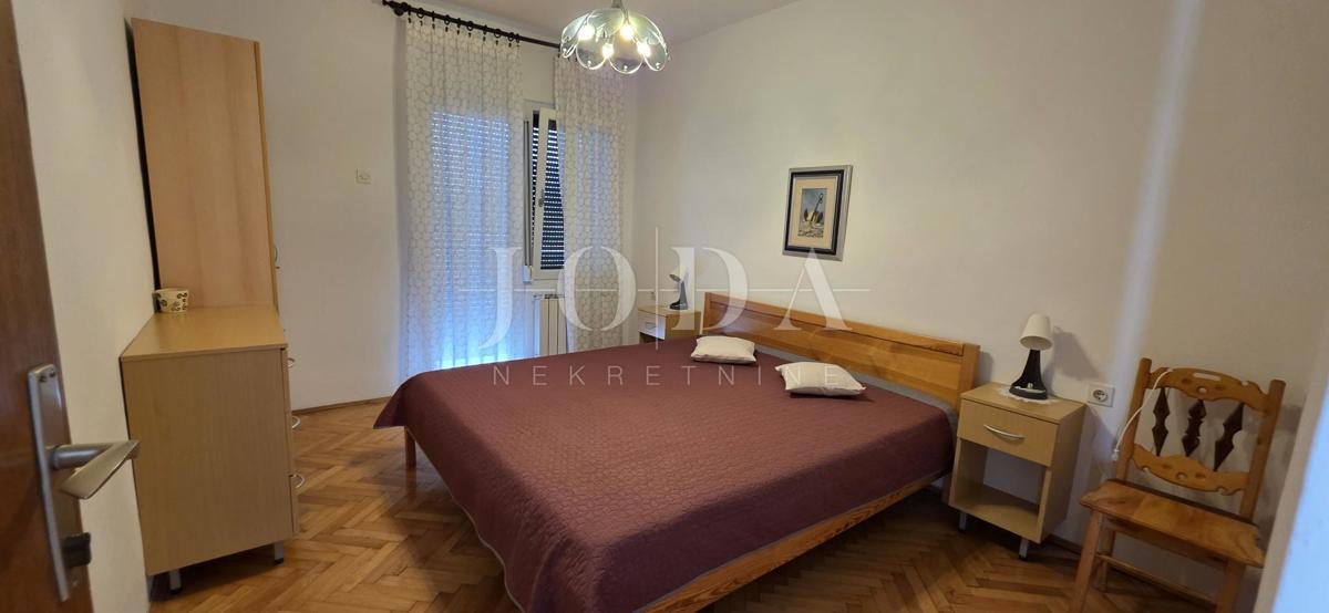 Hiša z razgledom na morje in dvema garažama – Klenovica