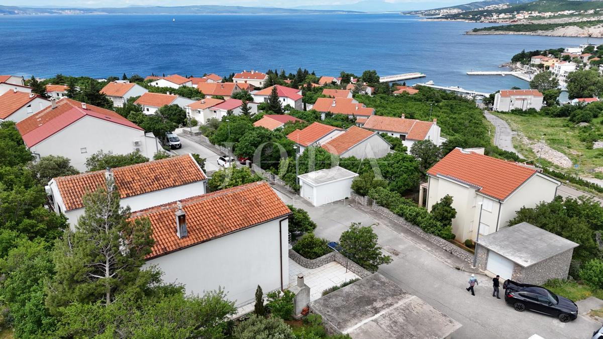 Hiša z razgledom na morje in dvema garažama – Klenovica