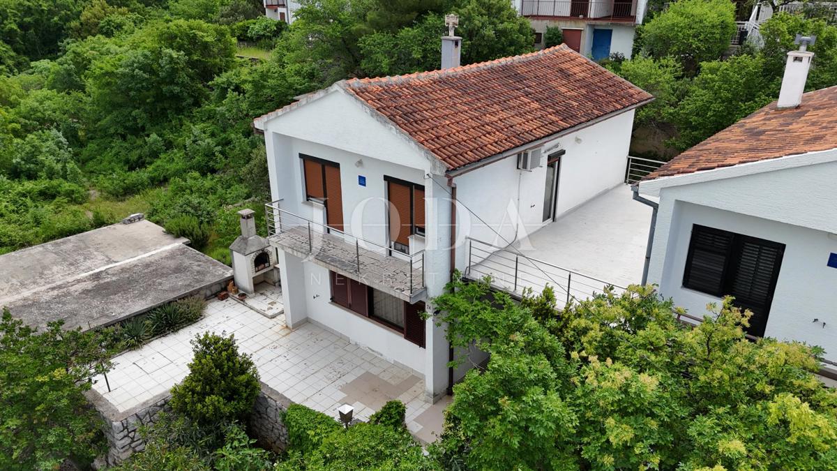 Hiša z razgledom na morje in dvema garažama – Klenovica