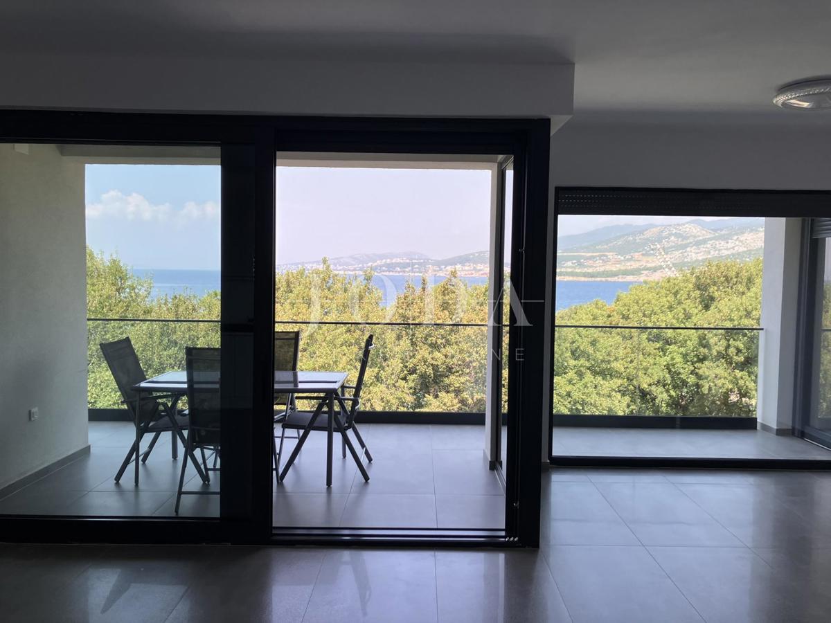 Klenovica, stanovanje v prvi vrsti ob morju