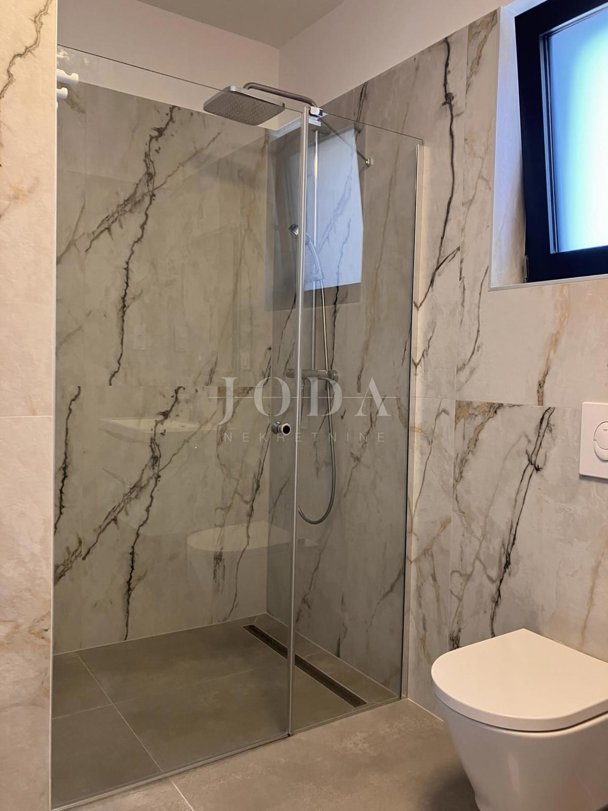 Klenovica, stanovanje v prvi vrsti ob morju