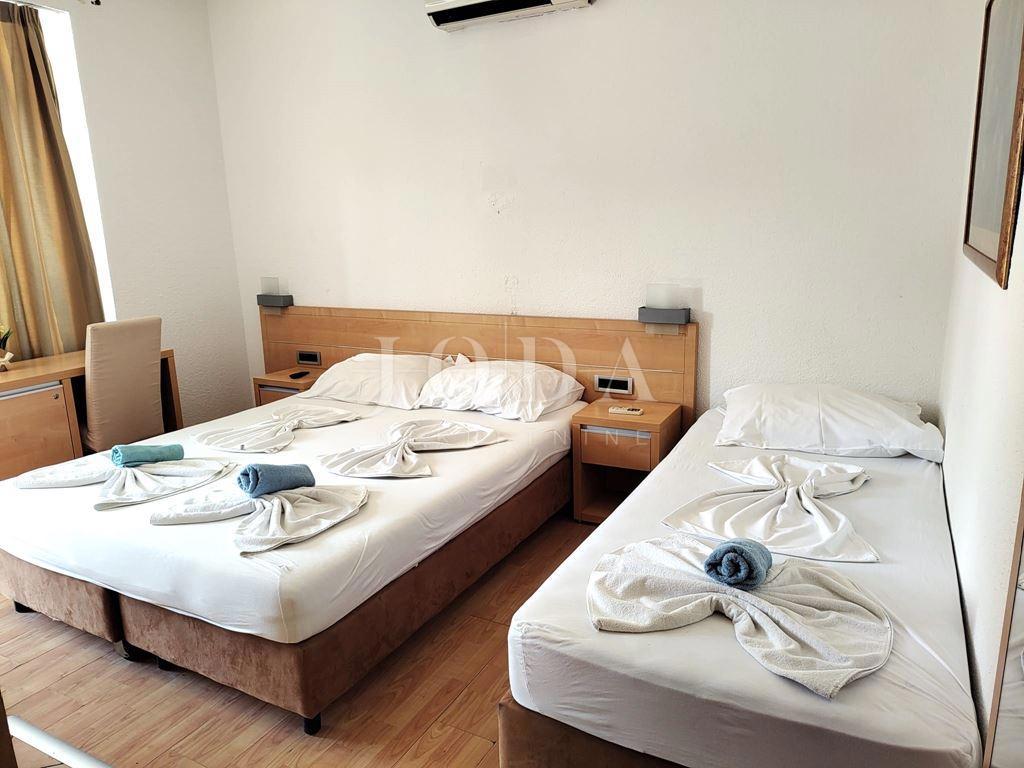 CRIKVENICA – Penzion z restavracijo, 30 metrov od morja