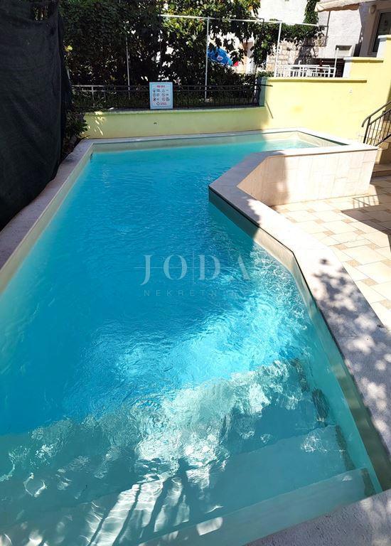 CRIKVENICA – Penzion z restavracijo, 30 metrov od morja