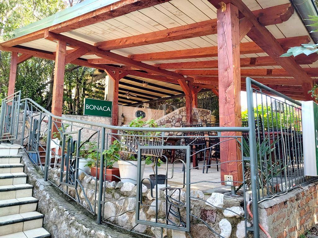 CRIKVENICA – Penzion z restavracijo, 30 metrov od morja