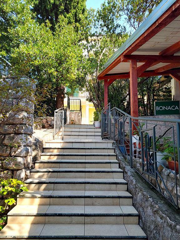 CRIKVENICA – Penzion z restavracijo, 30 metrov od morja