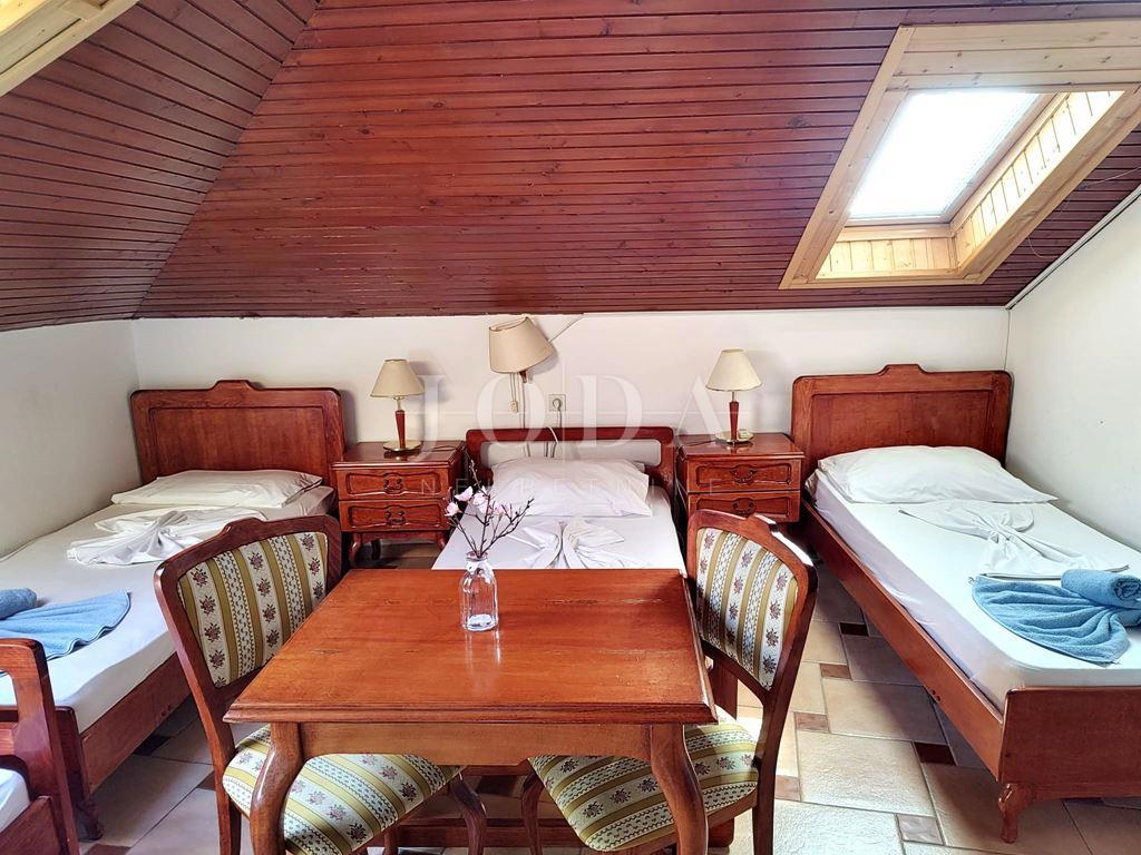 CRIKVENICA – Penzion z restavracijo, 30 metrov od morja