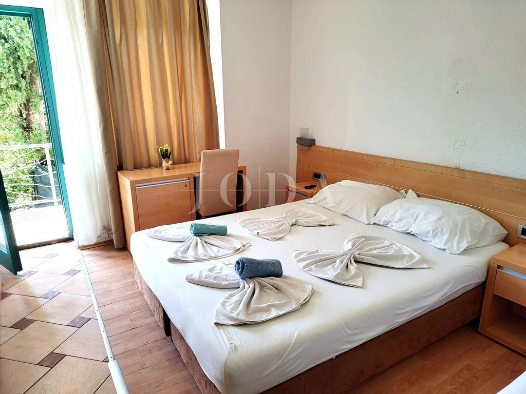 CRIKVENICA – Penzion z restavracijo, 30 metrov od morja