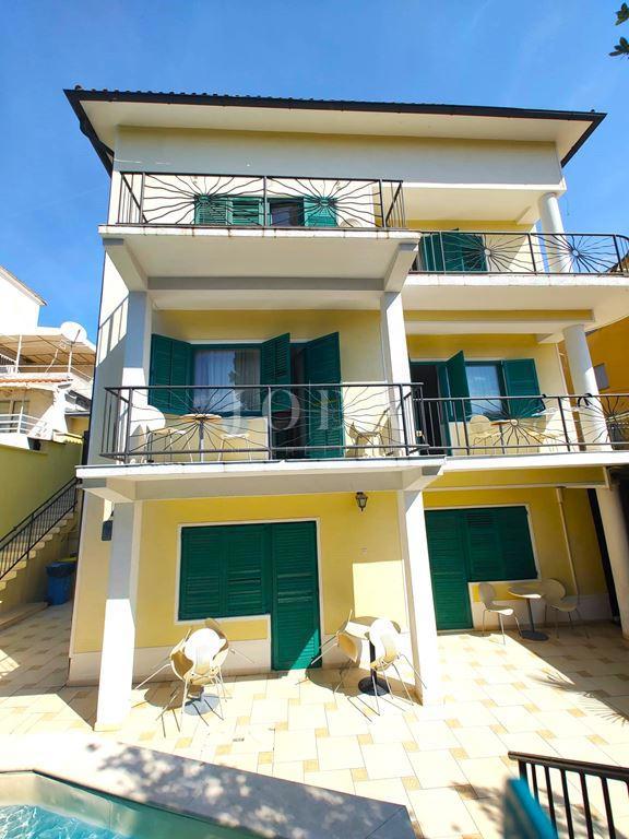 CRIKVENICA – Penzion z restavracijo, 30 metrov od morja