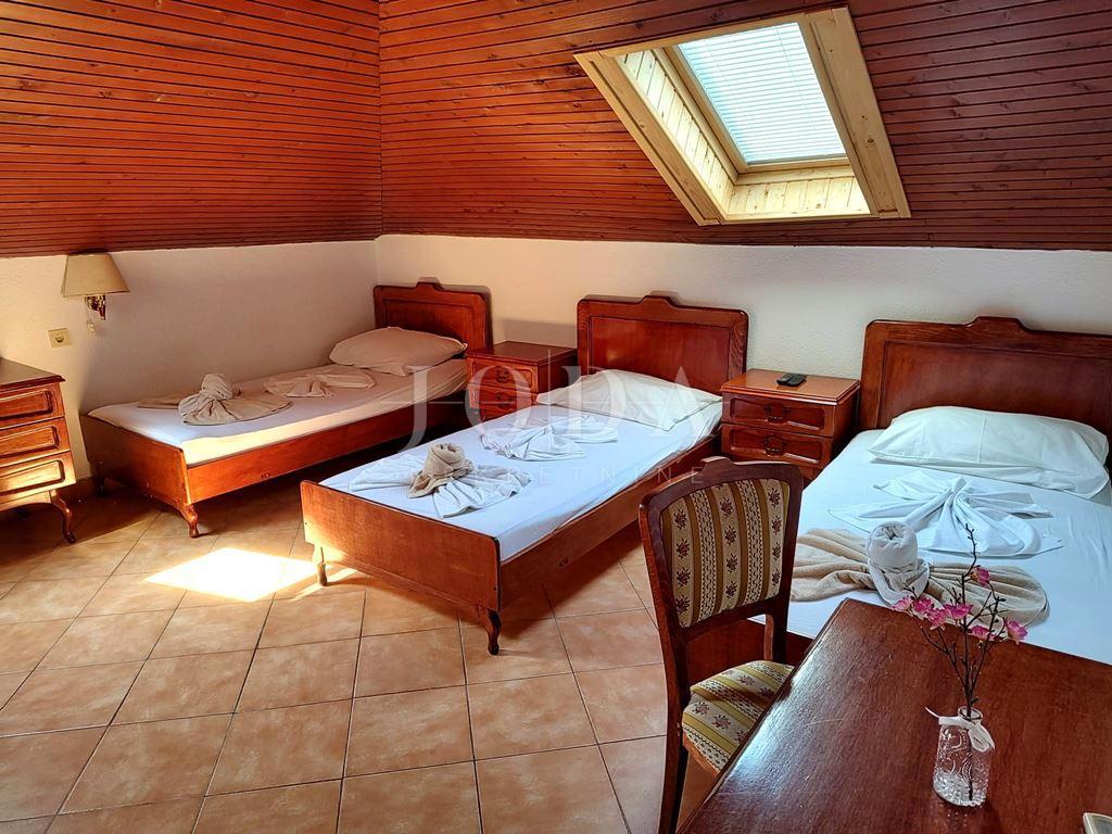 CRIKVENICA – Penzion z restavracijo, 30 metrov od morja