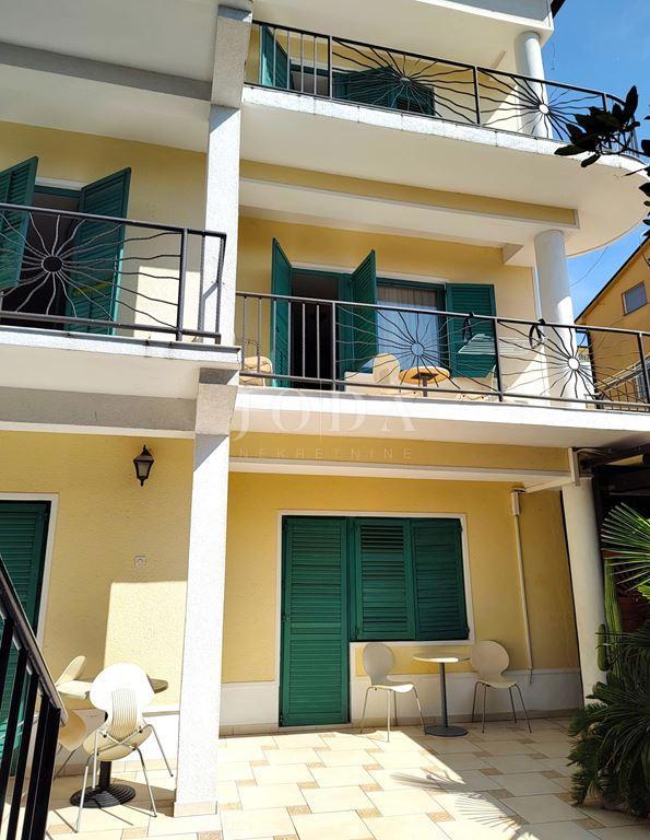 CRIKVENICA – Penzion z restavracijo, 30 metrov od morja