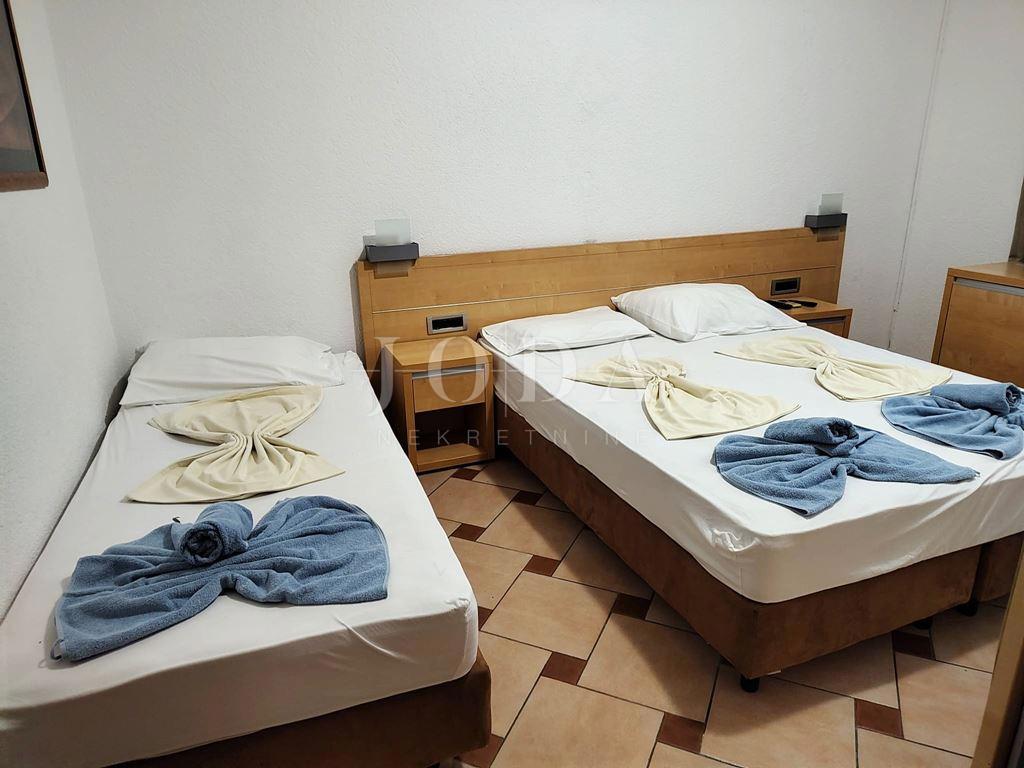 CRIKVENICA – Penzion z restavracijo, 30 metrov od morja