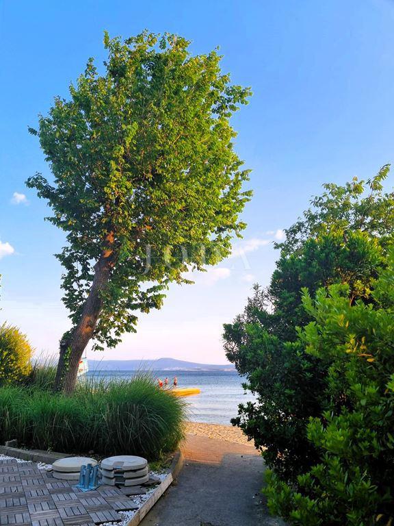 CRIKVENICA – Penzion z restavracijo, 30 metrov od morja