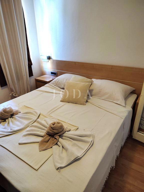 CRIKVENICA – Penzion z restavracijo, 30 metrov od morja