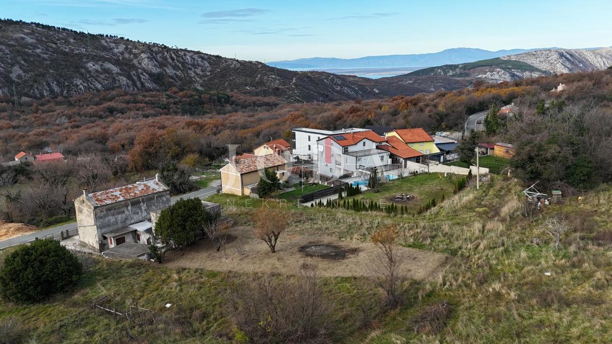 Bribir – Starejša hiša z velikim vrtom, garažo in dodatnimi prostori