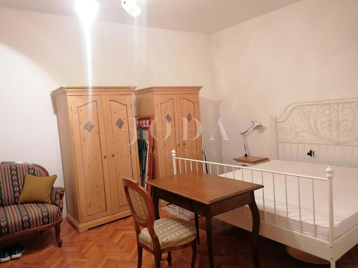 Bribir – Starejša hiša z velikim vrtom, garažo in dodatnimi prostori