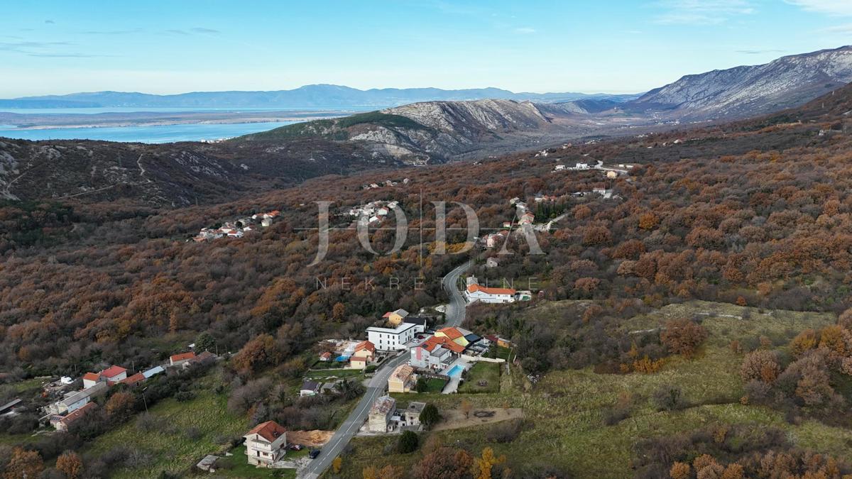 Bribir – Starejša hiša z velikim vrtom, garažo in dodatnimi prostori