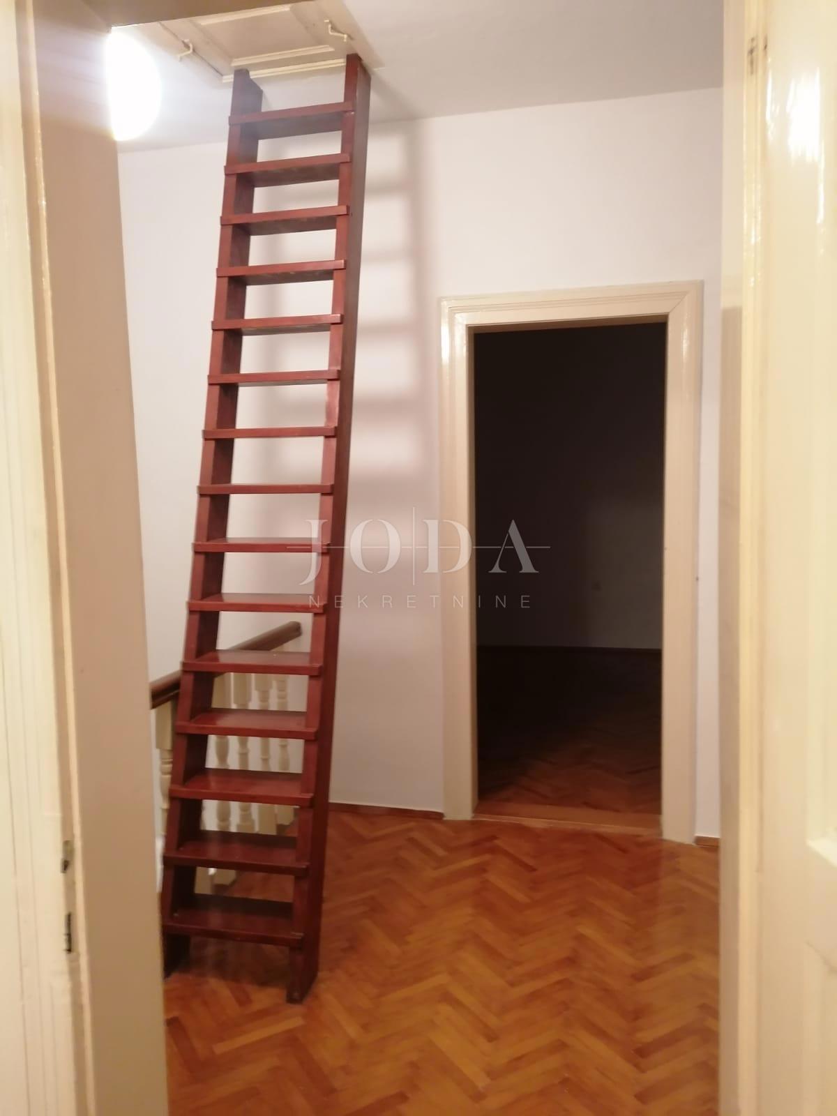 Bribir – Starejša hiša z velikim vrtom, garažo in dodatnimi prostori