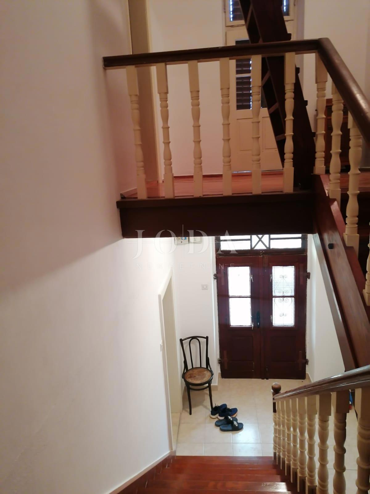 Bribir – Starejša hiša z velikim vrtom, garažo in dodatnimi prostori