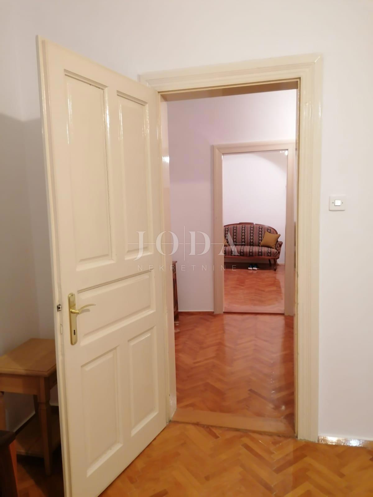 Bribir – Starejša hiša z velikim vrtom, garažo in dodatnimi prostori