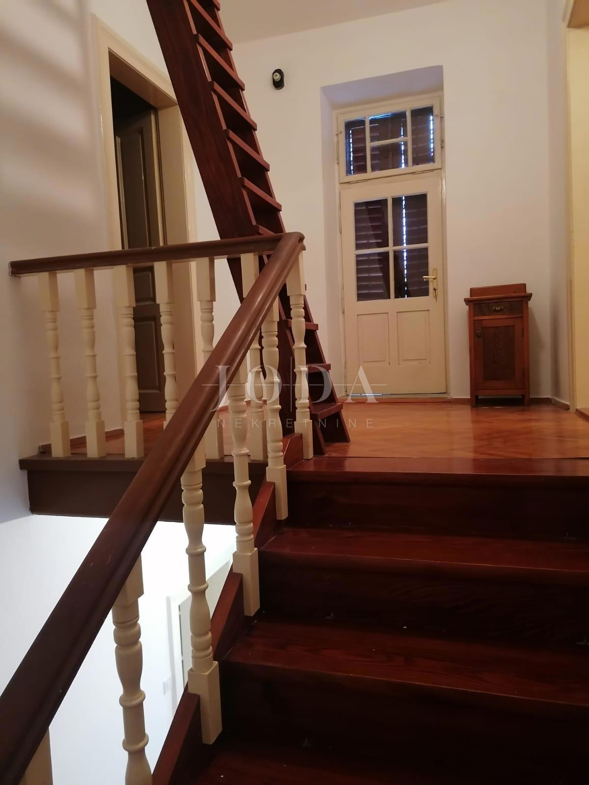 Bribir – Starejša hiša z velikim vrtom, garažo in dodatnimi prostori