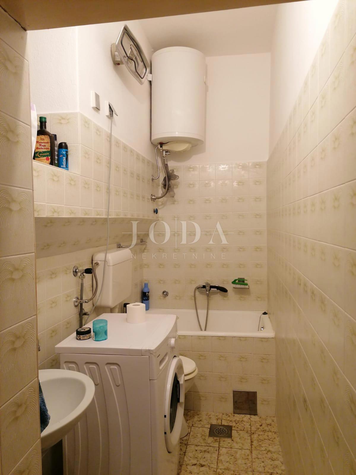 Bribir – Starejša hiša z velikim vrtom, garažo in dodatnimi prostori