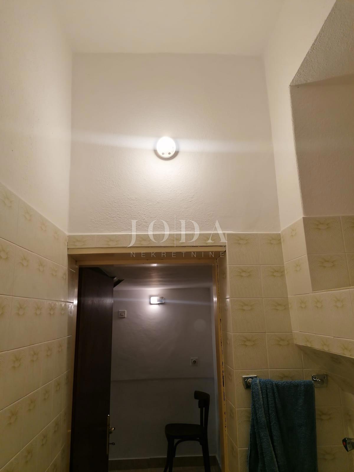 Bribir – Starejša hiša z velikim vrtom, garažo in dodatnimi prostori