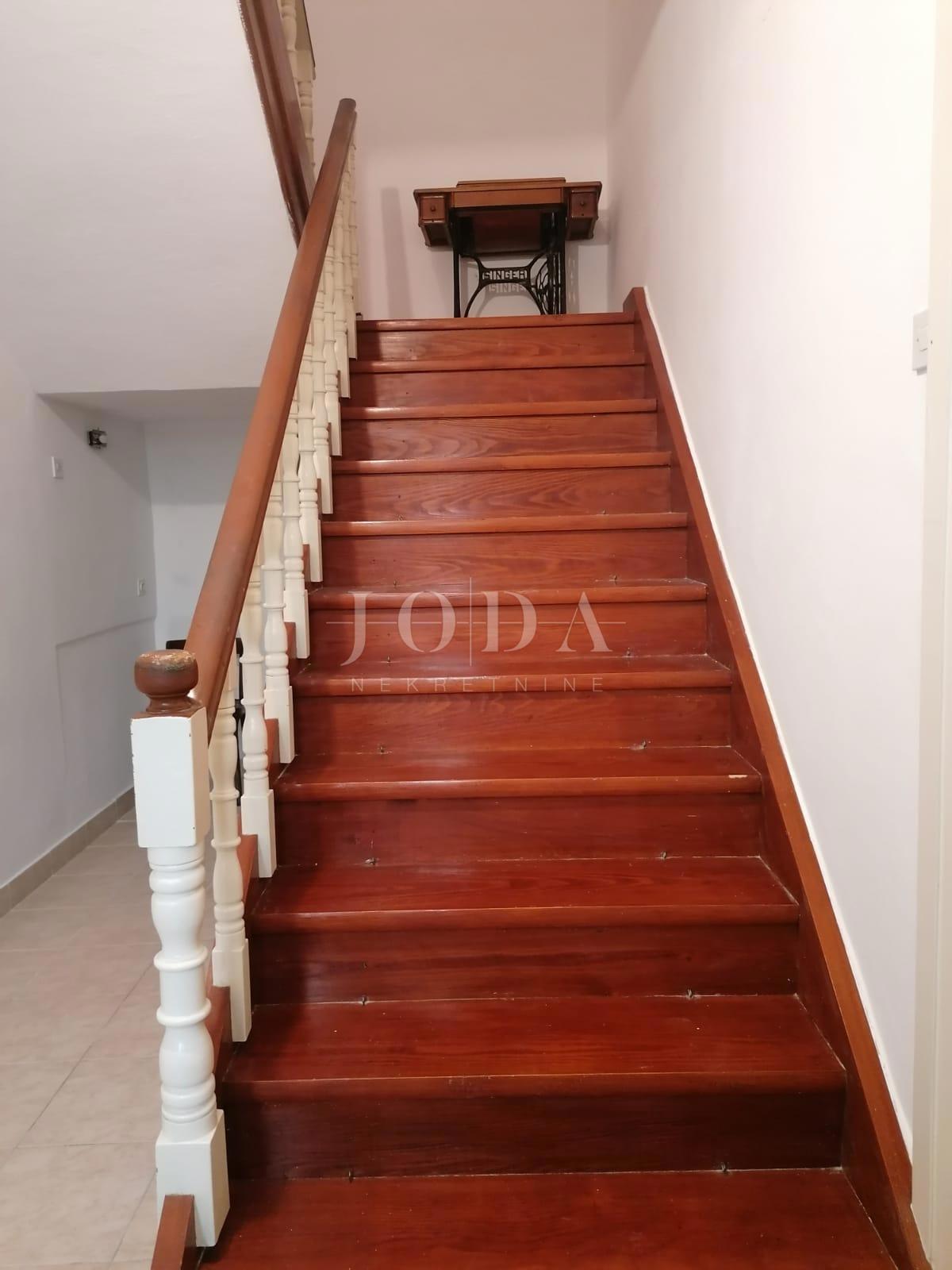 Bribir – Starejša hiša z velikim vrtom, garažo in dodatnimi prostori