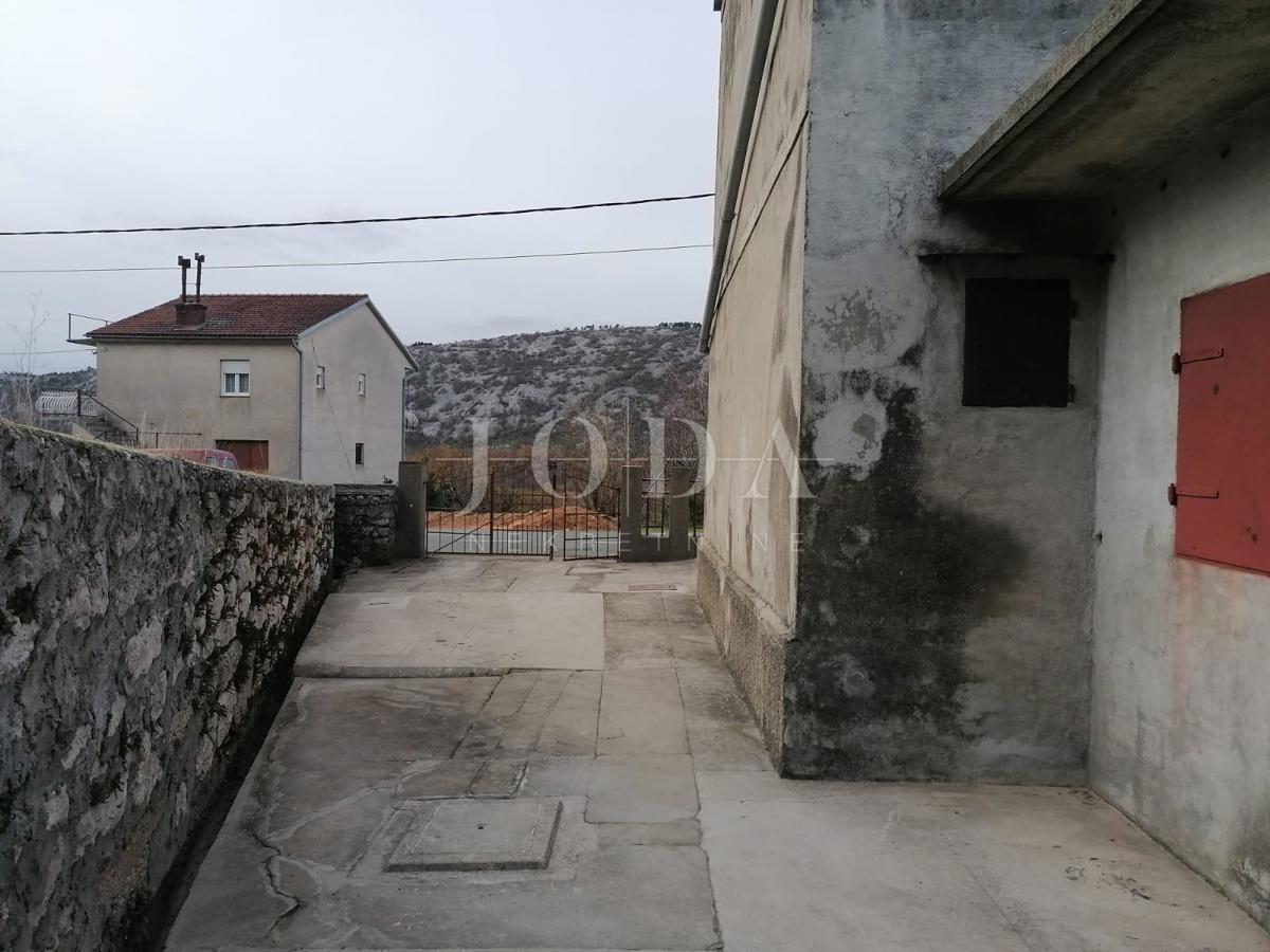 Bribir – Starejša hiša z velikim vrtom, garažo in dodatnimi prostori