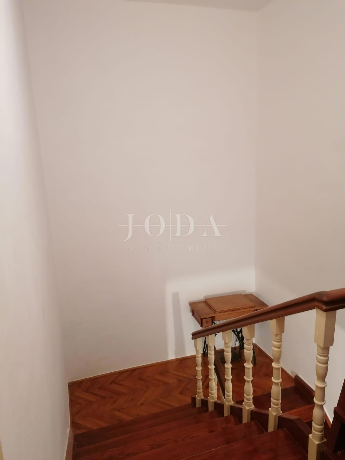 Bribir – Starejša hiša z velikim vrtom, garažo in dodatnimi prostori