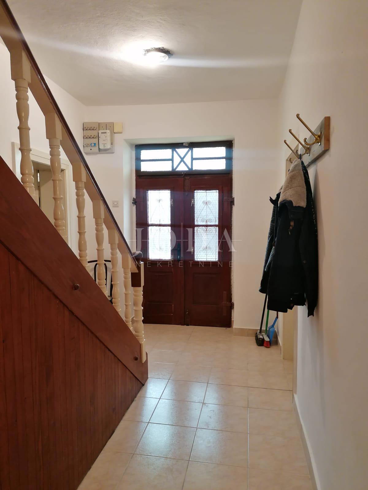 Bribir – Starejša hiša z velikim vrtom, garažo in dodatnimi prostori