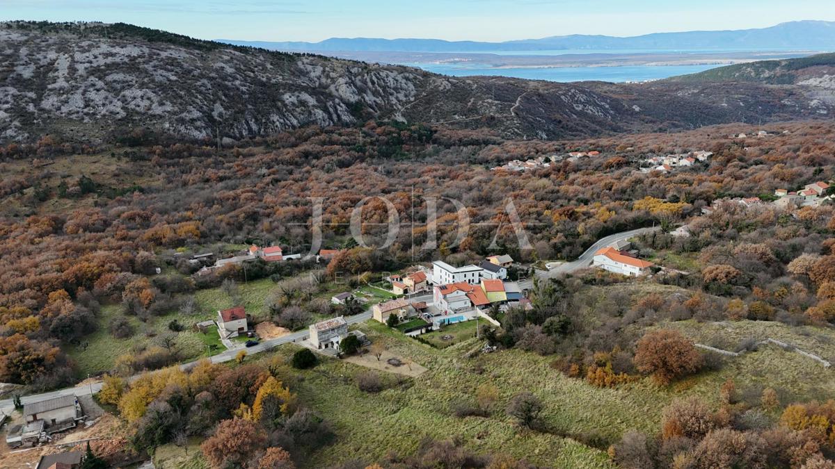 Bribir – Starejša hiša z velikim vrtom, garažo in dodatnimi prostori