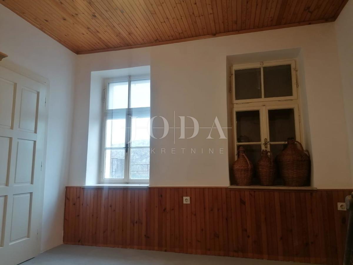 Bribir – Starejša hiša z velikim vrtom, garažo in dodatnimi prostori