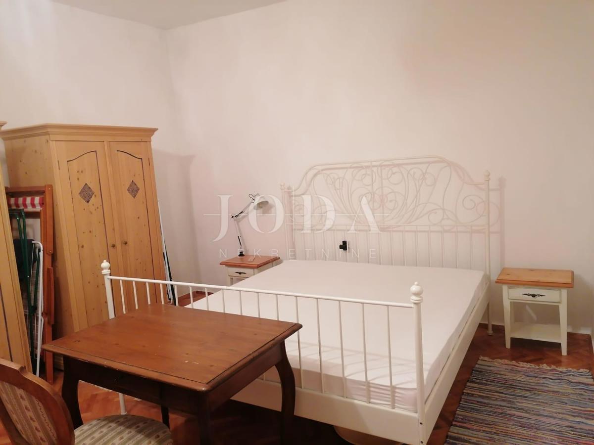 Bribir – Starejša hiša z velikim vrtom, garažo in dodatnimi prostori