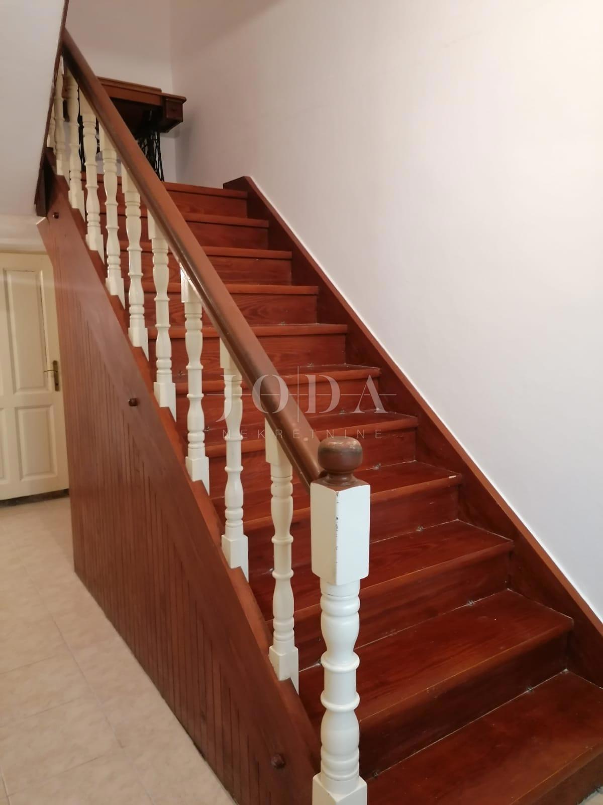 Bribir – Starejša hiša z velikim vrtom, garažo in dodatnimi prostori