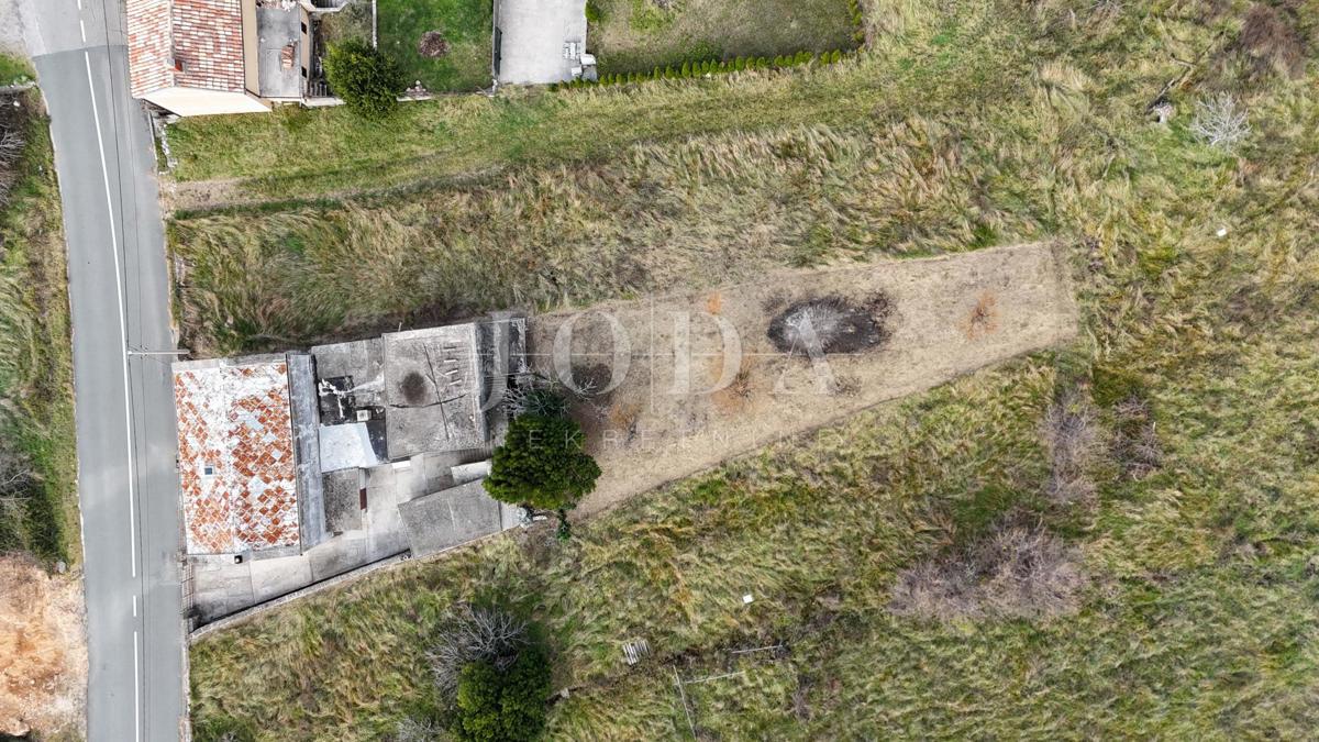 Bribir – Starejša hiša z velikim vrtom, garažo in dodatnimi prostori