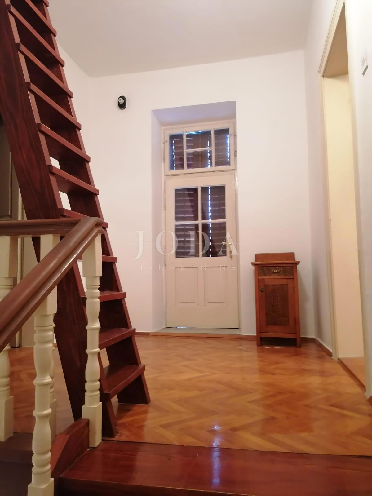 Bribir – Starejša hiša z velikim vrtom, garažo in dodatnimi prostori