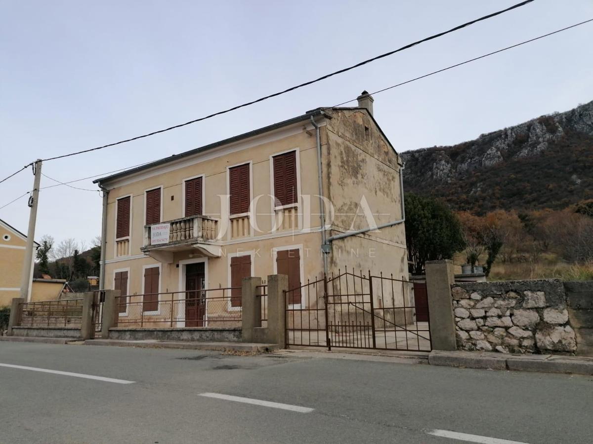 Bribir – Starejša hiša z velikim vrtom, garažo in dodatnimi prostori