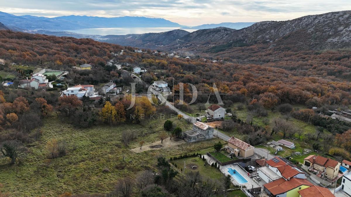 Bribir – Starejša hiša z velikim vrtom, garažo in dodatnimi prostori