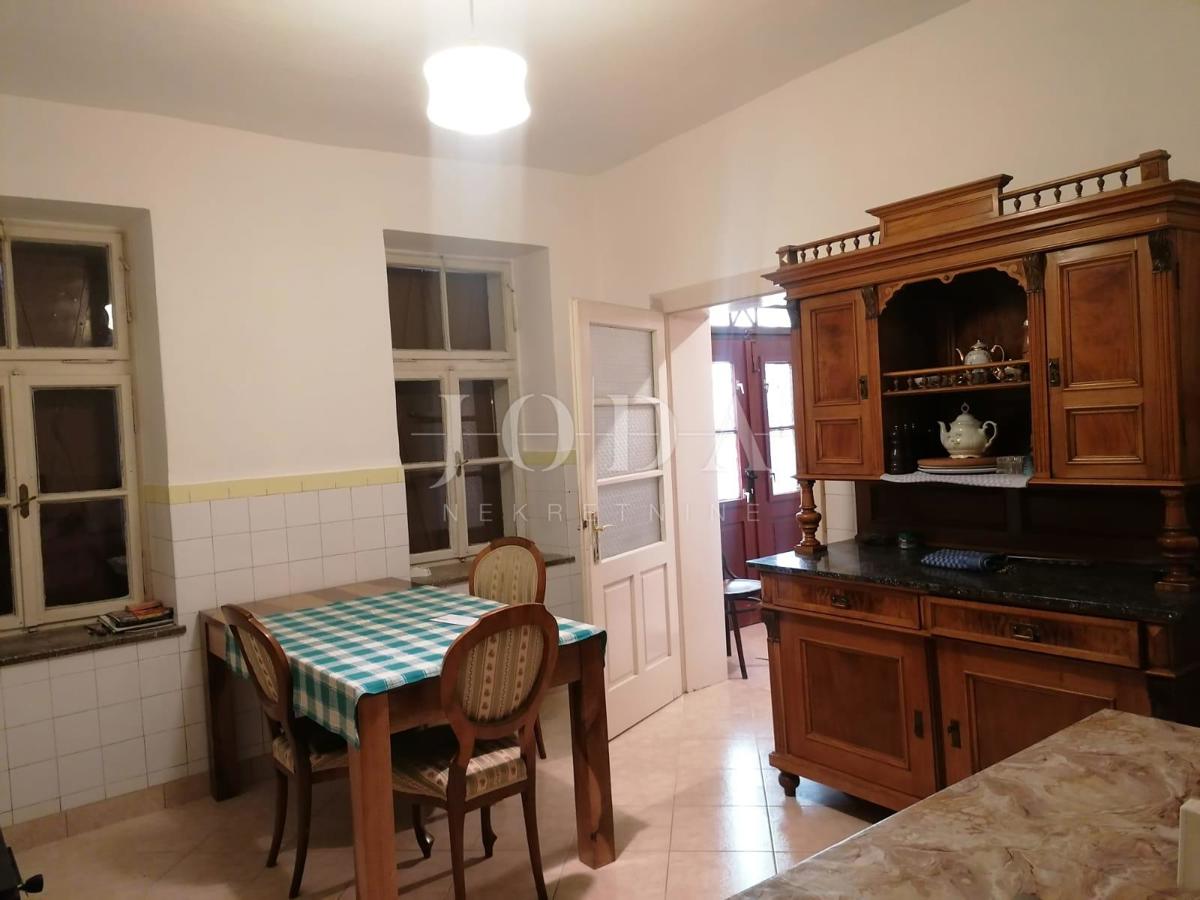 Bribir – Starejša hiša z velikim vrtom, garažo in dodatnimi prostori