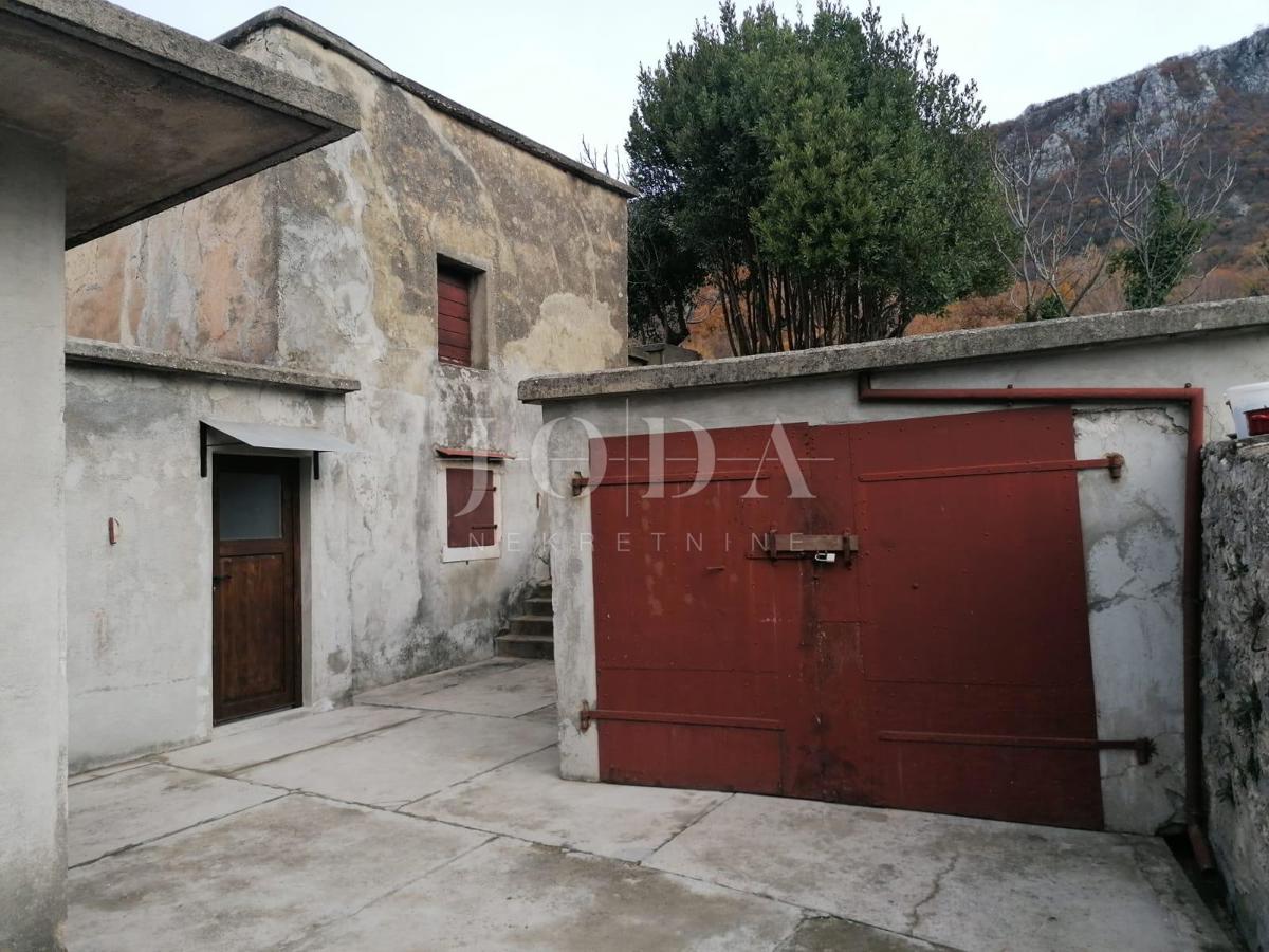 Bribir – Starejša hiša z velikim vrtom, garažo in dodatnimi prostori