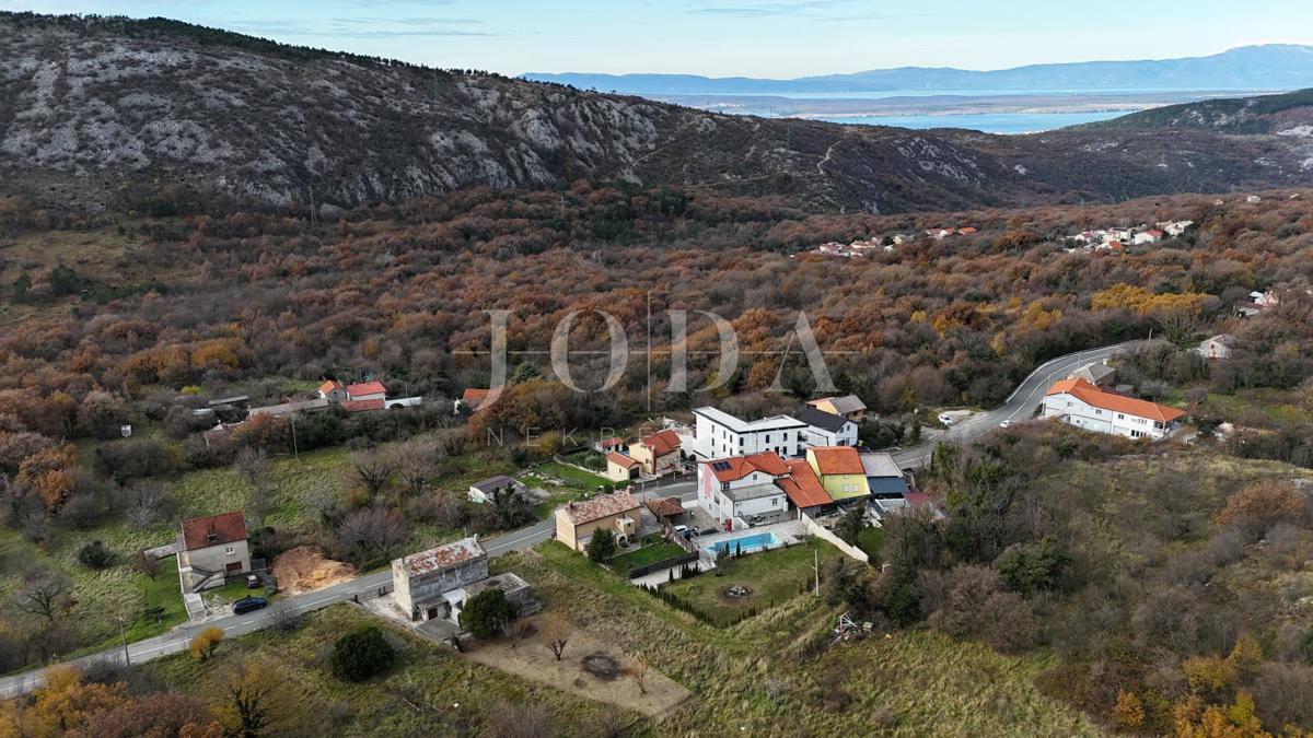 Bribir – Starejša hiša z velikim vrtom, garažo in dodatnimi prostori