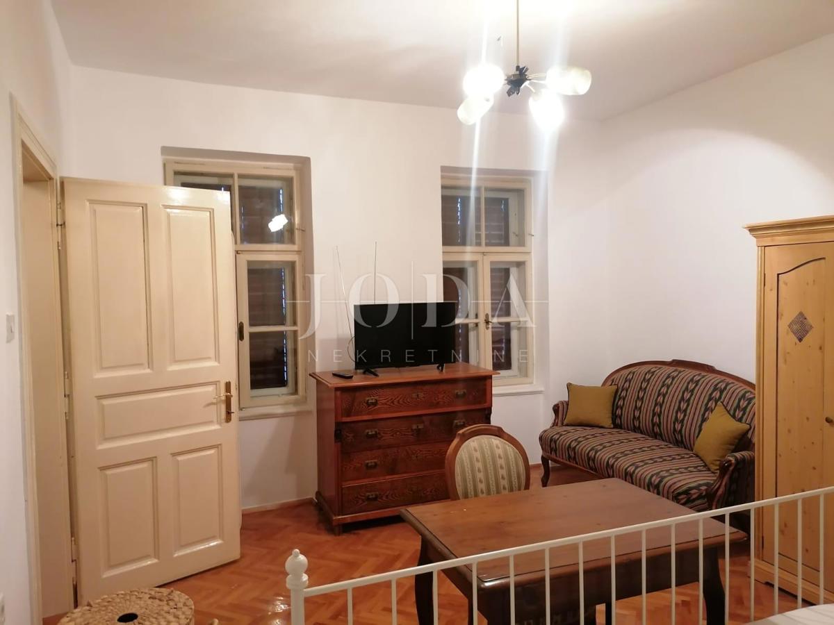 Bribir – Starejša hiša z velikim vrtom, garažo in dodatnimi prostori