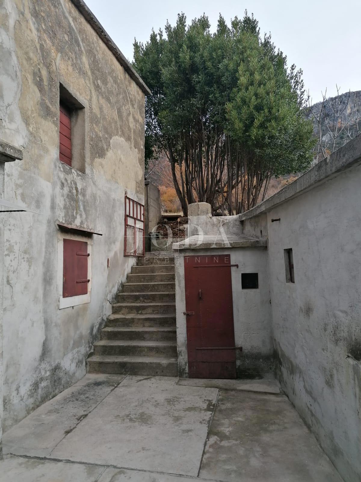 Bribir – Starejša hiša z velikim vrtom, garažo in dodatnimi prostori