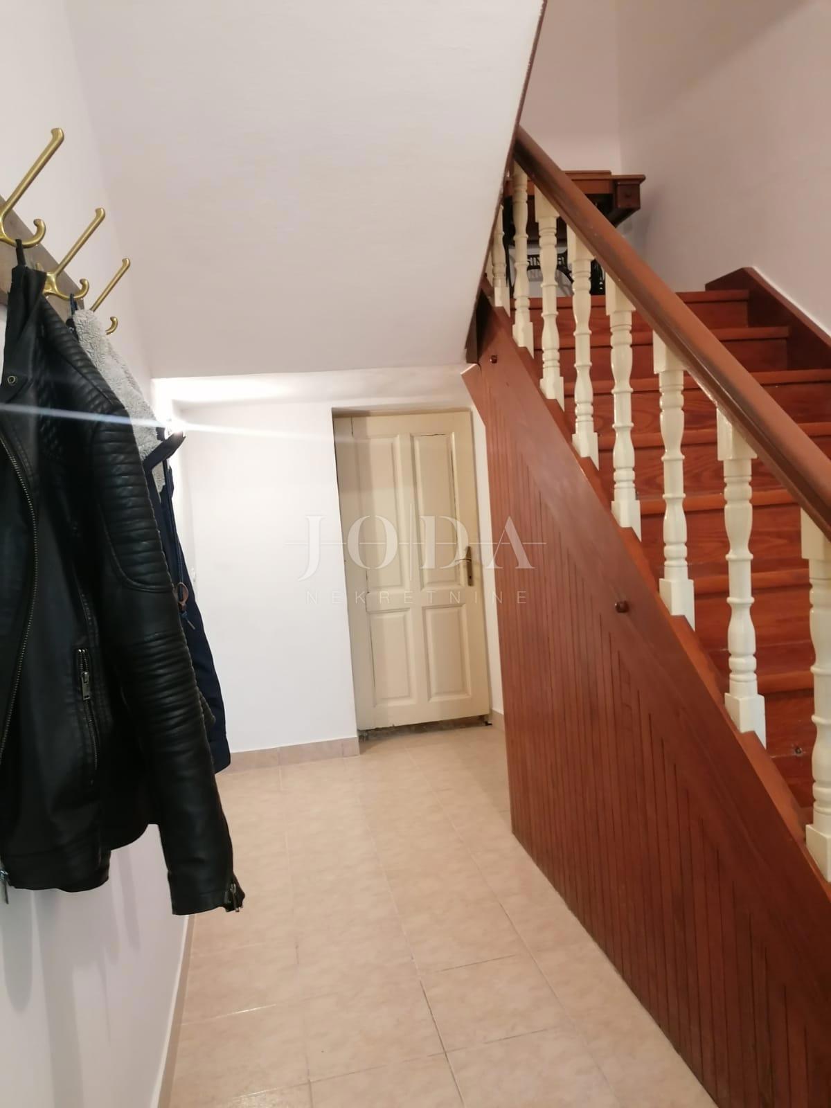 Bribir – Starejša hiša z velikim vrtom, garažo in dodatnimi prostori