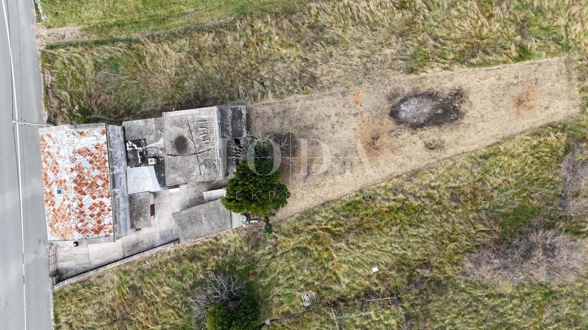 Bribir – Starejša hiša z velikim vrtom, garažo in dodatnimi prostori