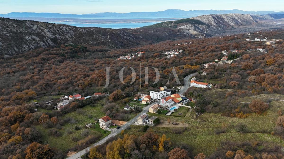 Bribir – Starejša hiša z velikim vrtom, garažo in dodatnimi prostori