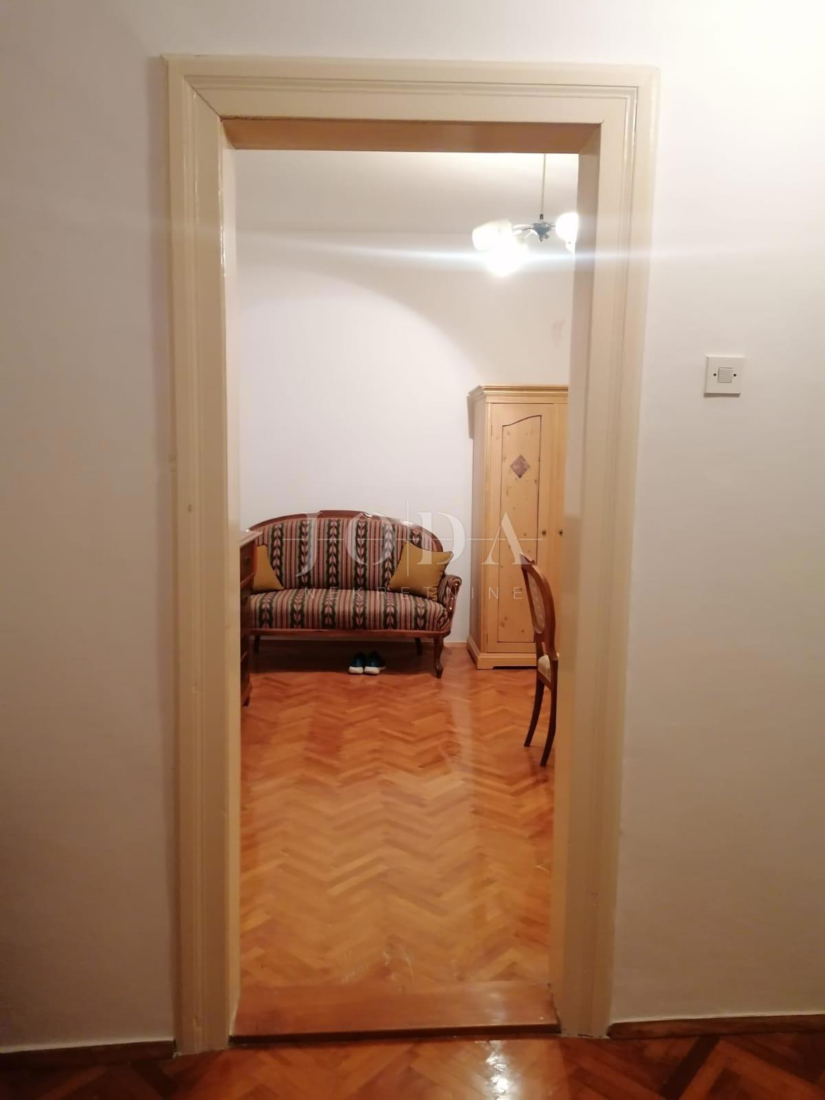 Bribir – Starejša hiša z velikim vrtom, garažo in dodatnimi prostori