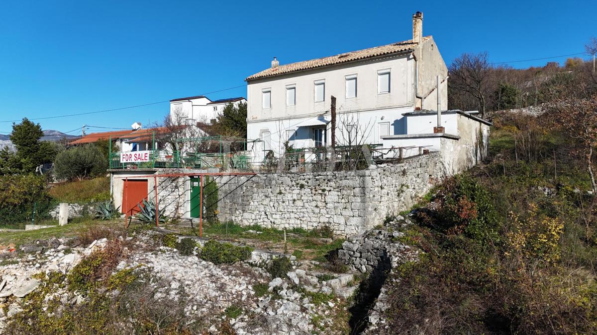 Kamnita hiša z velikim zemljiščem in pogledom na morje – Crikvenica