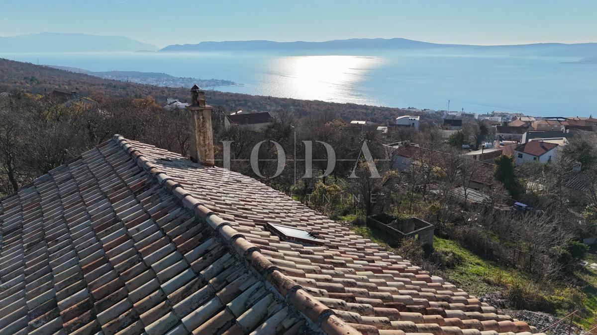 Kamnita hiša z velikim zemljiščem in pogledom na morje – Crikvenica
