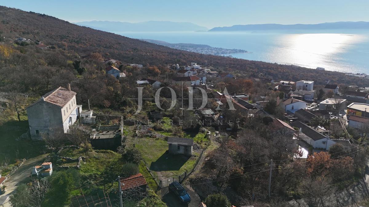 Kamnita hiša z velikim zemljiščem in pogledom na morje – Crikvenica